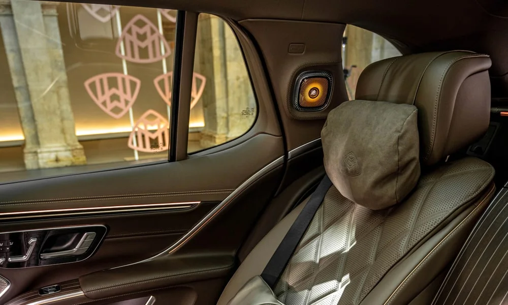 Фото Mercedes-Benz EQS SUV Maybach (2024) — деталь интерьера. Элемент салона вблизи — уровень исполнения виден в мелочах. Мелкие элементы отделки честнее всего показывают класс салона Mercedes-Benz EQS SUV Maybach (2024) — деталь интерьера