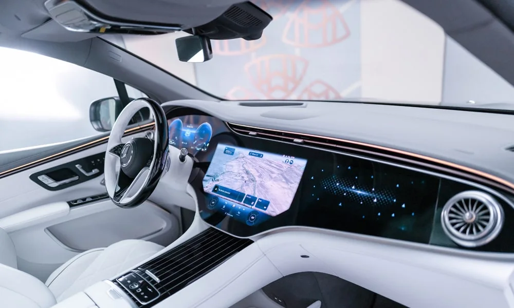 Фото Mercedes-Benz EQS SUV Maybach (2024) — экран мультимедиа. Горизонтальный экран мультимедиа на передней панели. Климат и обогревы часто управляются с этого экрана — привыкание занимает пару дней Mercedes-Benz EQS SUV Maybach (2024) — экран мультимедиа