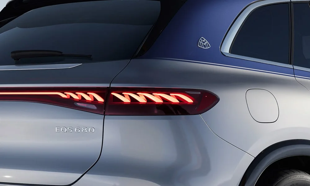 Фото Mercedes-Benz EQS SUV Maybach (2024) — вид сзади, фото 3. Графика фонарей, бампер и оформление пятой двери Mercedes-Benz EQS SUV Maybach (2024) — вид сзади, фото 3