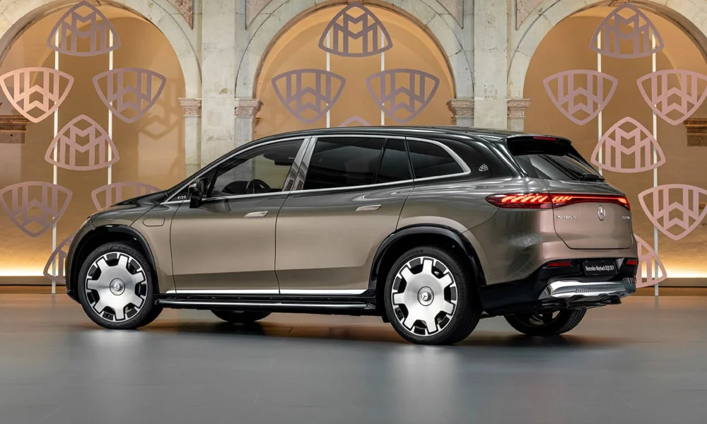 Фото Mercedes-Benz EQS SUV Maybach (2024) — вид сзади, фото 4. Корма в коричневом цвете: графика фонарей и пластика пятой двери. Насадки выхлопа или их имитация внизу бампера различают версии Mercedes-Benz EQS SUV Maybach (2024) — вид сзади, фото 4
