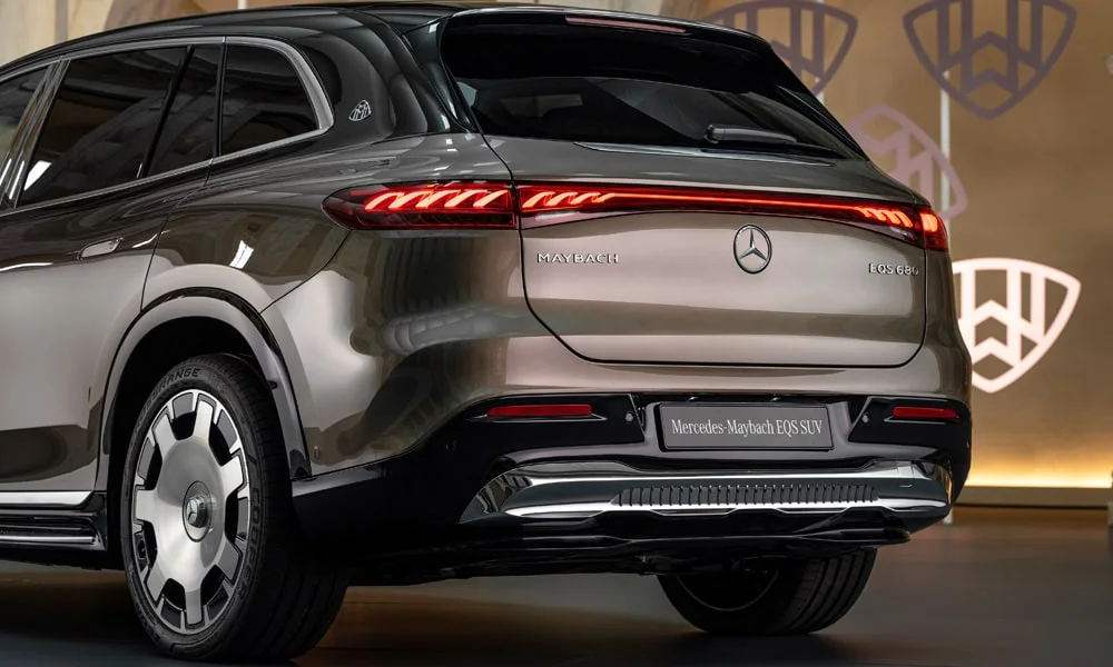 Фото Mercedes-Benz EQS SUV Maybach (2024) — вид сзади, фото 5. Линия крыши, стойки и задняя дверь в сером исполнении Mercedes-Benz EQS SUV Maybach (2024) — вид сзади, фото 5