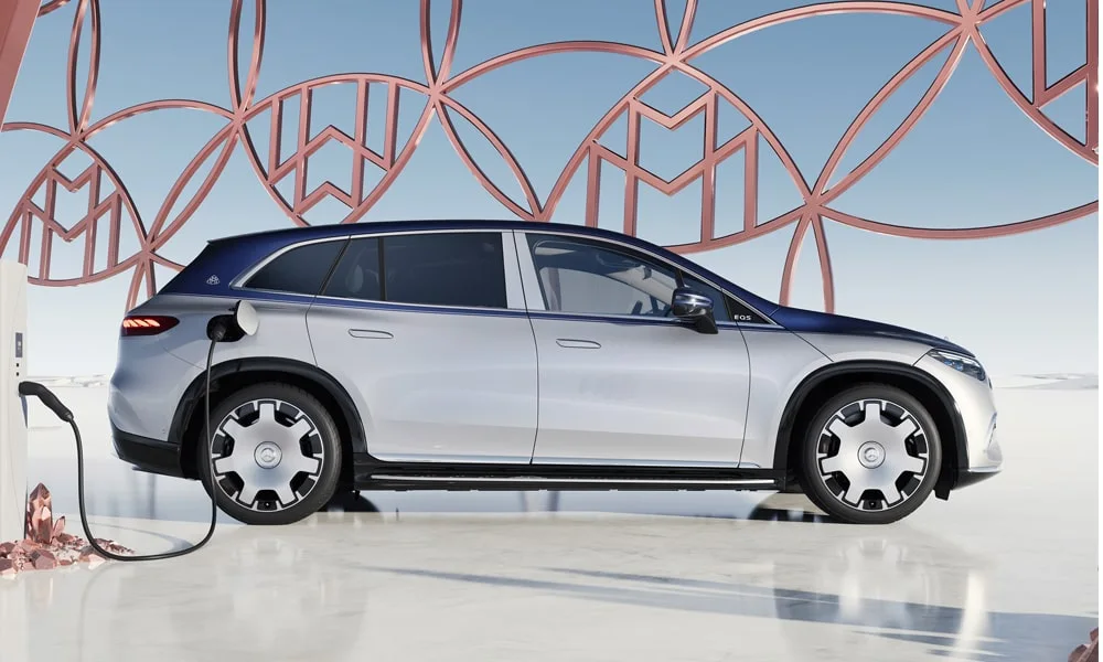 Фото Mercedes-Benz EQS SUV Maybach (2024) — вид сбоку, фото 3. Профиль в серебристом цвете: соотношение колёсной базы и свесов Mercedes-Benz EQS SUV Maybach (2024) — вид сбоку, фото 3