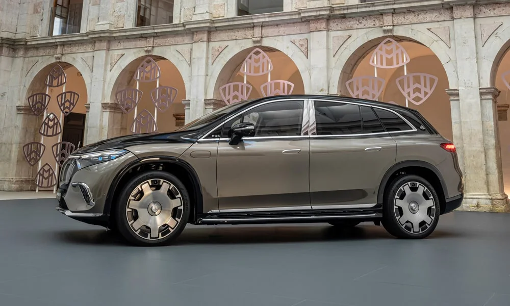 Фото Mercedes-Benz EQS SUV Maybach (2024) — вид сбоку, фото 4. Профиль кузова: колёсная база, свесы и линия остекления. Длинная база — простор второго ряда; короткие свесы упрощают парковку Mercedes-Benz EQS SUV Maybach (2024) — вид сбоку, фото 4