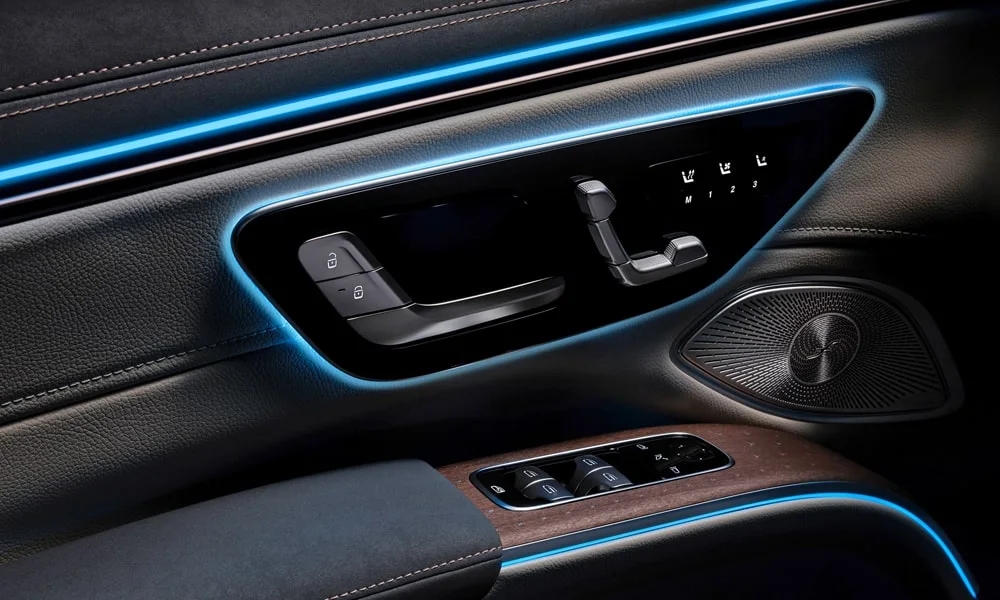 Фото Mercedes-Benz EQS SUV (2024) — дверная карта. Подлокотник, динамик и блок стеклоподъёмников. Мягкая вставка в зоне локтя — то, что чувствуешь каждый день Mercedes-Benz EQS SUV (2024) — дверная карта
