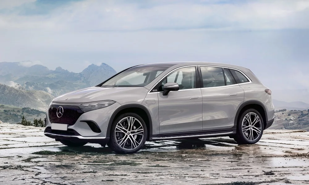 Фото Mercedes-Benz EQS SUV (2024) — вид спереди, фото 2. Оптика, решётка и бампер — первое впечатление о модели. Рисунок ходовых огней — подпись модели, по нему её узнают в потоке Mercedes-Benz EQS SUV (2024) — вид спереди, фото 2