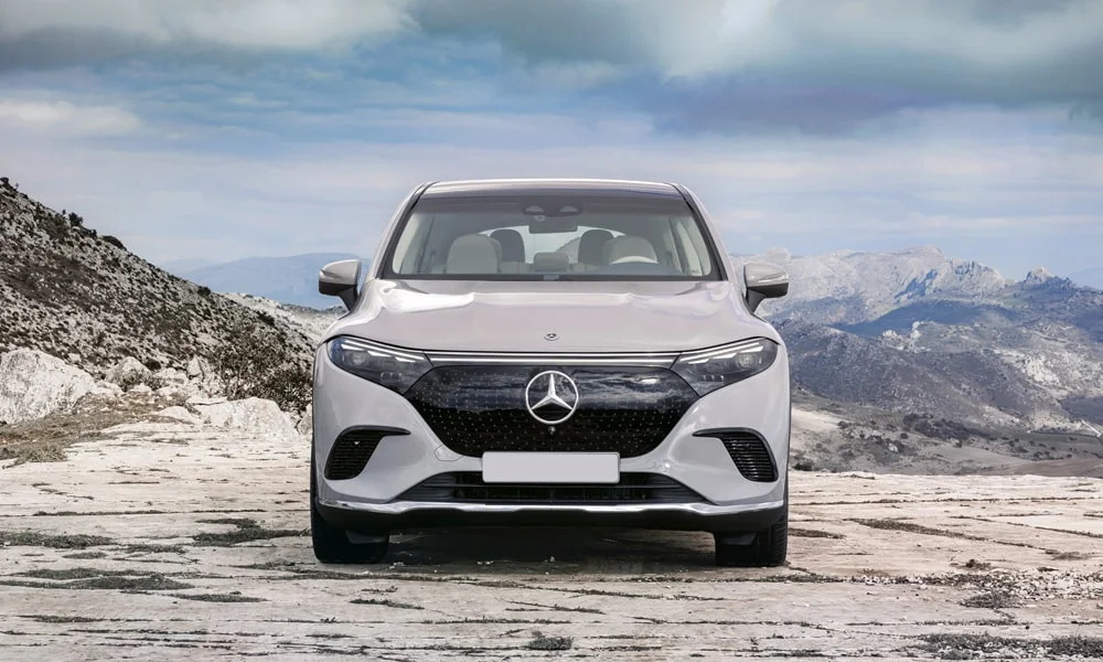 Фото Mercedes-Benz EQS SUV (2024) — вид спереди, фото 3. Кузов в белом цвете: рисунок оптики и решётки задаёт узнаваемое «лицо» модели Mercedes-Benz EQS SUV (2024) — вид спереди, фото 3