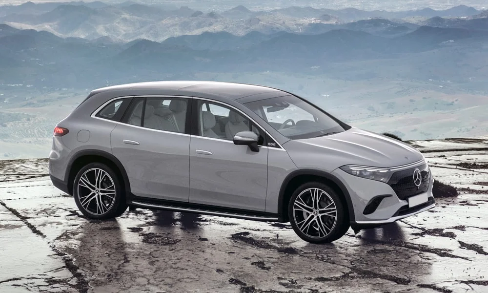 Фото Mercedes-Benz EQS SUV (2024) — вид спереди, фото 4. Анфас: пропорции капота, посадка кузова и графика ходовых огней. Дневные ходовые огни включаются автоматически с запуском Mercedes-Benz EQS SUV (2024) — вид спереди, фото 4