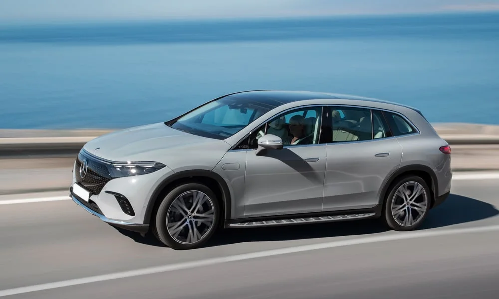 Фото Mercedes-Benz EQS SUV (2024) — вид спереди, фото 5. Анфас: пропорции капота, посадка кузова и графика ходовых огней Mercedes-Benz EQS SUV (2024) — вид спереди, фото 5