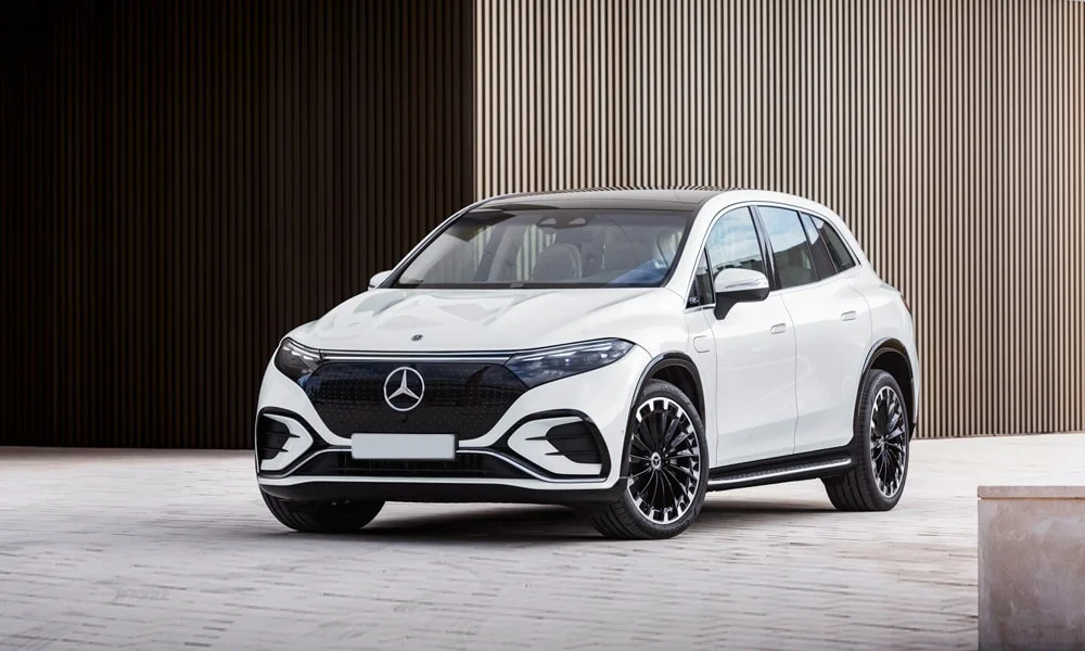 Фото Mercedes-Benz EQS SUV (2024) — вид спереди, фото 7. Анфас: пропорции капота, посадка кузова и графика ходовых огней. Рисунок ходовых огней — подпись модели, по нему её узнают в потоке Mercedes-Benz EQS SUV (2024) — вид спереди, фото 7