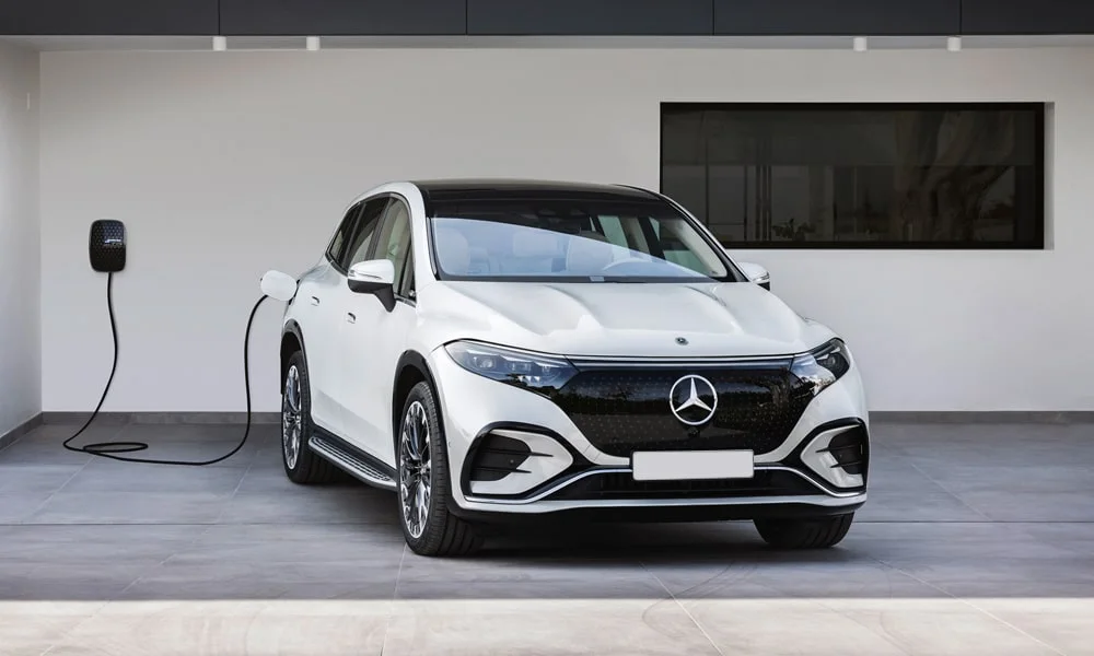 Фото Mercedes-Benz EQS SUV (2024) — вид спереди, фото 8. Белый кузов, строгая симметрия оптики — базовый ракурс знакомства с дизайном Mercedes-Benz EQS SUV (2024) — вид спереди, фото 8