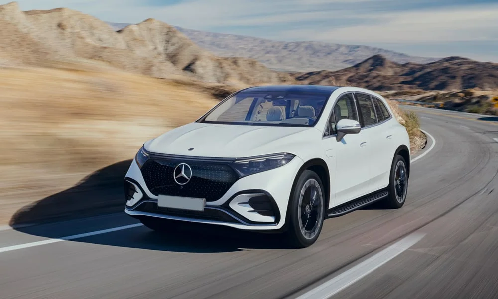 Фото Mercedes-Benz EQS SUV (2024) — вид спереди, фото 9. Белый кузов, строгая симметрия оптики — базовый ракурс знакомства с дизайном Mercedes-Benz EQS SUV (2024) — вид спереди, фото 9