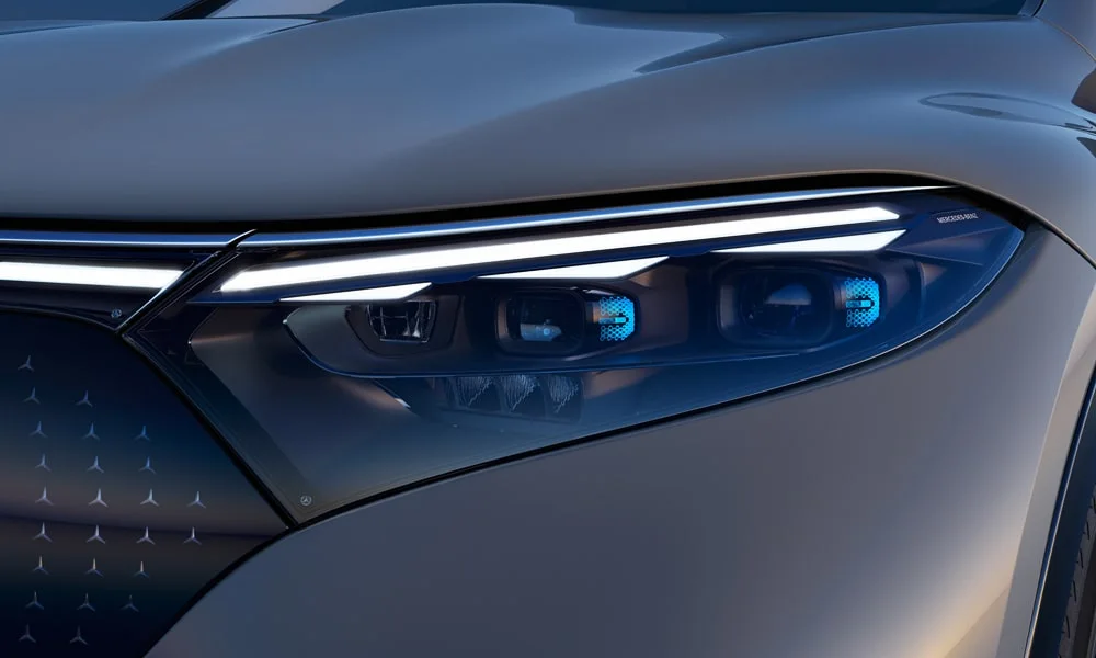 Фото Mercedes-Benz EQS SUV (2024) — передняя оптика. Линзы и секции ходовых огней крупным планом. Автоматический дальний свет сам переключается при встречном разъезде — есть у ряда версий Mercedes-Benz EQS SUV (2024) — передняя оптика