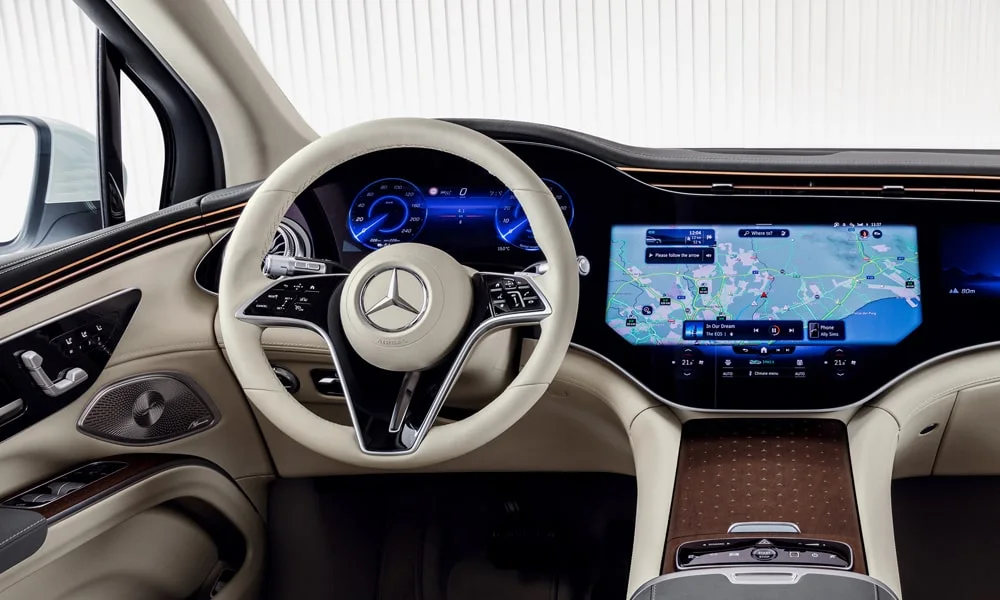 Фото Mercedes-Benz EQS SUV (2024) — интерьер. Общий план салона: архитектура панели, консоль и кресла. Светлая гамма зрительно расширяет салон, тёмная — практичнее в уходе Mercedes-Benz EQS SUV (2024) — интерьер