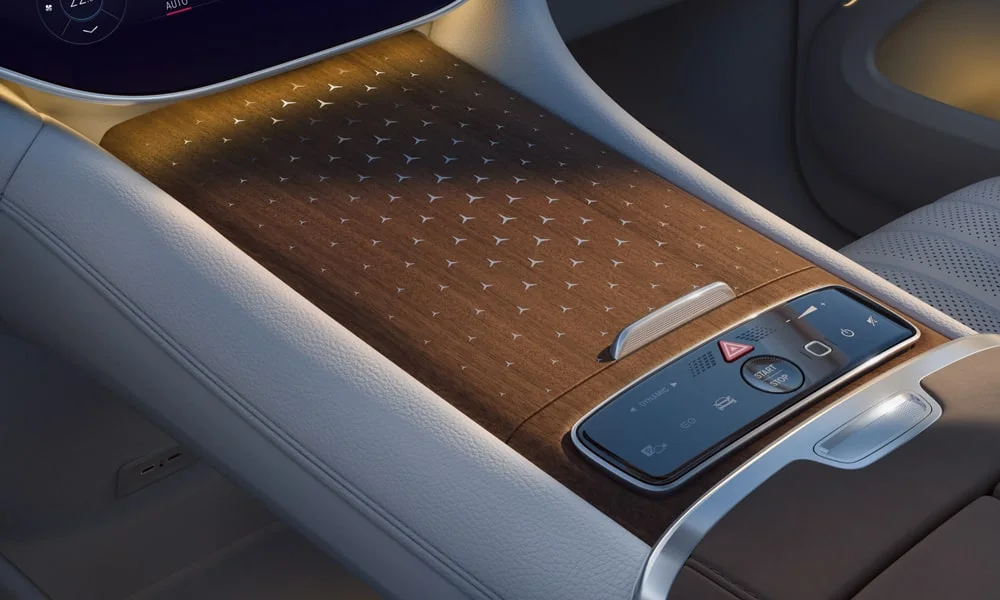 Фото Mercedes-Benz EQS SUV (2024) — интерьер, фото 2. Общий план салона: архитектура панели, консоль и кресла. Светлая гамма зрительно расширяет салон, тёмная — практичнее в уходе Mercedes-Benz EQS SUV (2024) — интерьер, фото 2