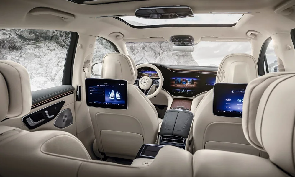 Фото Mercedes-Benz EQS SUV (2024) — интерьер, фото 3. Общий план салона: архитектура панели, консоль и кресла. Светлая гамма зрительно расширяет салон, тёмная — практичнее в уходе Mercedes-Benz EQS SUV (2024) — интерьер, фото 3