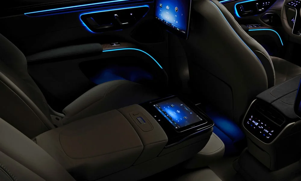 Фото Mercedes-Benz EQS SUV (2024) — интерьер, фото 4. Общий план салона: архитектура панели, консоль и кресла. Светлая гамма зрительно расширяет салон, тёмная — практичнее в уходе Mercedes-Benz EQS SUV (2024) — интерьер, фото 4