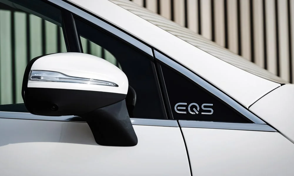 Фото Mercedes-Benz EQS SUV (2024) — интерьер, фото 5. Общий план салона: архитектура панели, консоль и кресла. Светлая гамма зрительно расширяет салон, тёмная — практичнее в уходе Mercedes-Benz EQS SUV (2024) — интерьер, фото 5