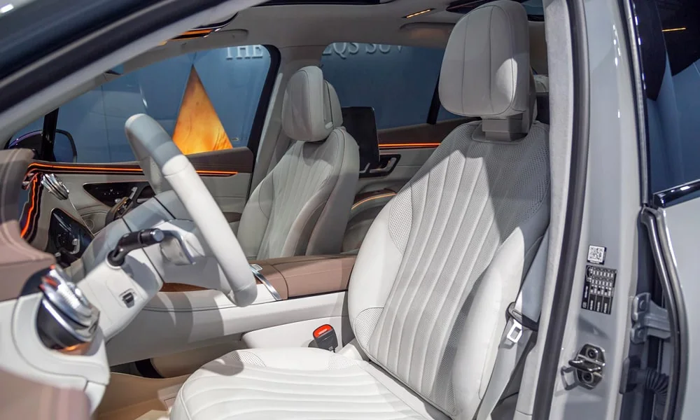 Фото Mercedes-Benz EQS SUV (2024) — интерьер, фото 6. Общий план салона: архитектура панели, консоль и кресла. Светлая гамма зрительно расширяет салон, тёмная — практичнее в уходе Mercedes-Benz EQS SUV (2024) — интерьер, фото 6
