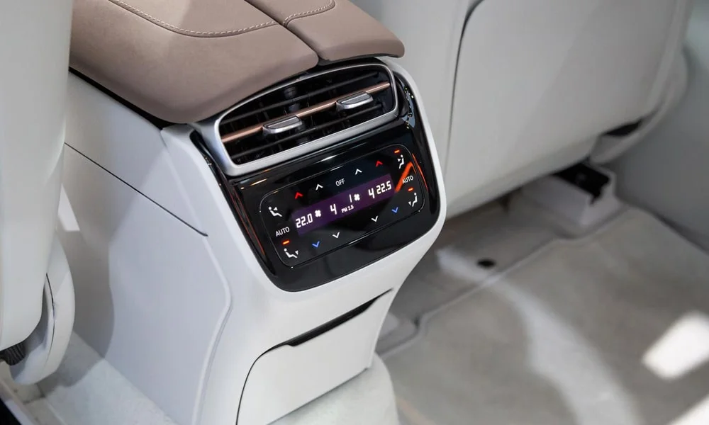 Фото Mercedes-Benz EQS SUV (2024) — интерьер, фото 7. Общий план салона: архитектура панели, консоль и кресла. Уровень отделки читается по стыкам панелей и мягким поверхностям в зонах касания Mercedes-Benz EQS SUV (2024) — интерьер, фото 7