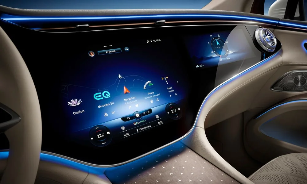 Фото Mercedes-Benz EQS SUV (2024) — экран мультимедиа. Интерфейс медиасистемы крупным планом. Быстрота отклика интерфейса важнее диагонали — оцените её на тест-драйве Mercedes-Benz EQS SUV (2024) — экран мультимедиа