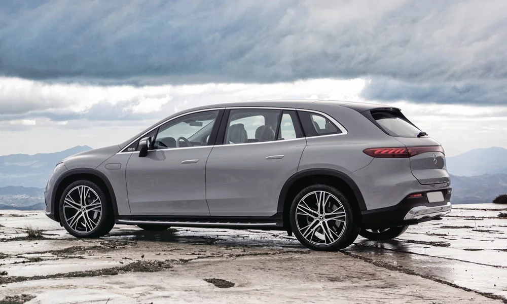 Фото Mercedes-Benz EQS SUV (2024) — вид сзади. Графика фонарей, бампер и оформление пятой двери Mercedes-Benz EQS SUV (2024) — вид сзади