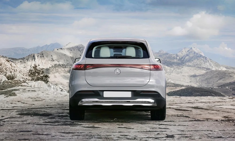 Фото Mercedes-Benz EQS SUV (2024) — вид сзади, фото 2. Графика фонарей, бампер и оформление пятой двери Mercedes-Benz EQS SUV (2024) — вид сзади, фото 2