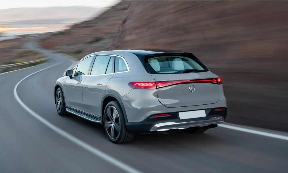 Фото Mercedes-Benz EQS SUV (2024) — вид сзади, фото 3. Графика фонарей, бампер и оформление пятой двери. Насадки выхлопа или их имитация внизу бампера различают версии Mercedes-Benz EQS SUV (2024) — вид сзади, фото 3