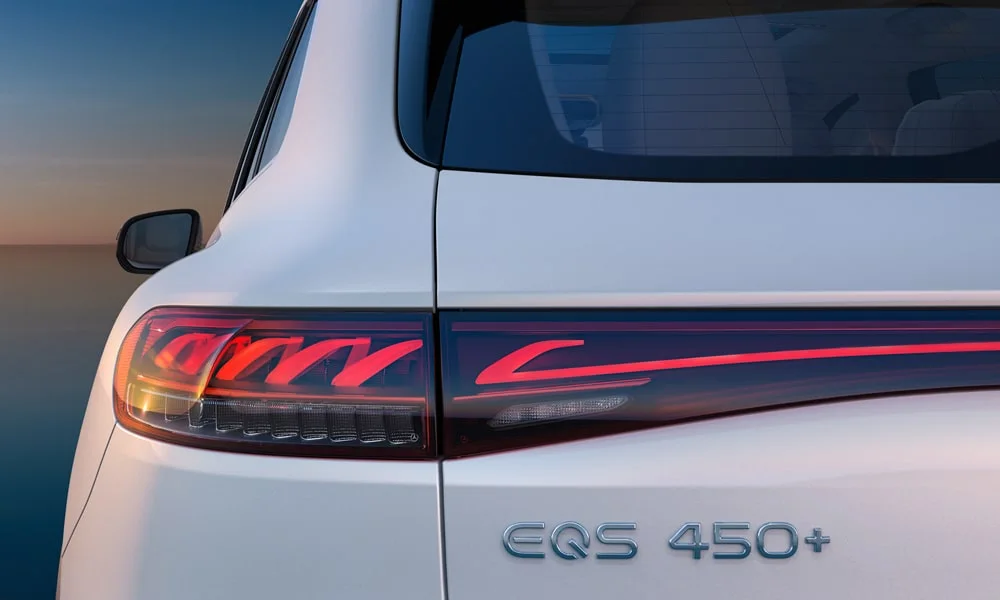 Фото Mercedes-Benz EQS SUV (2024) — вид сзади, фото 4. Графика фонарей, бампер и оформление пятой двери Mercedes-Benz EQS SUV (2024) — вид сзади, фото 4