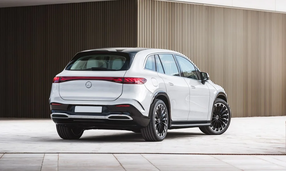Фото Mercedes-Benz EQS SUV (2024) — вид сзади, фото 5. Графика фонарей, бампер и оформление пятой двери Mercedes-Benz EQS SUV (2024) — вид сзади, фото 5