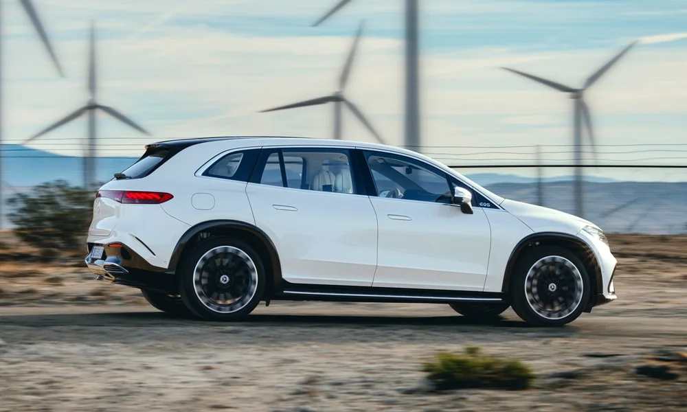 Фото Mercedes-Benz EQS SUV (2024) — вид сзади, фото 6. Корма в белом цвете: графика фонарей и пластика пятой двери Mercedes-Benz EQS SUV (2024) — вид сзади, фото 6