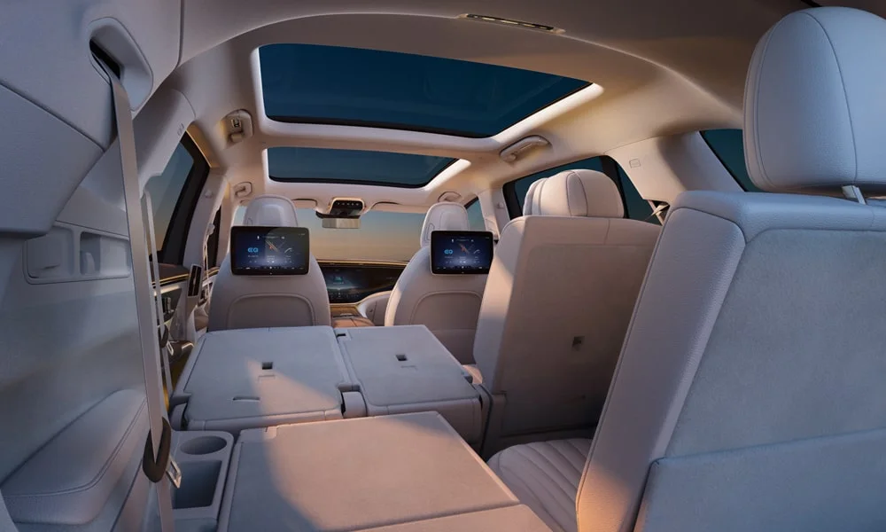 Фото Mercedes-Benz EQS SUV (2024) — задние сиденья, фото 2. Посадка второго ряда: подголовники и подлокотник Mercedes-Benz EQS SUV (2024) — задние сиденья, фото 2