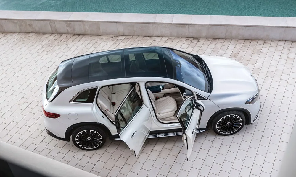Фото Mercedes-Benz EQS SUV (2024) — крыша. Линия крыши и панорамное остекление с высоты. Рейлинги рассчитаны на поперечины для бокса или велокреплений Mercedes-Benz EQS SUV (2024) — крыша