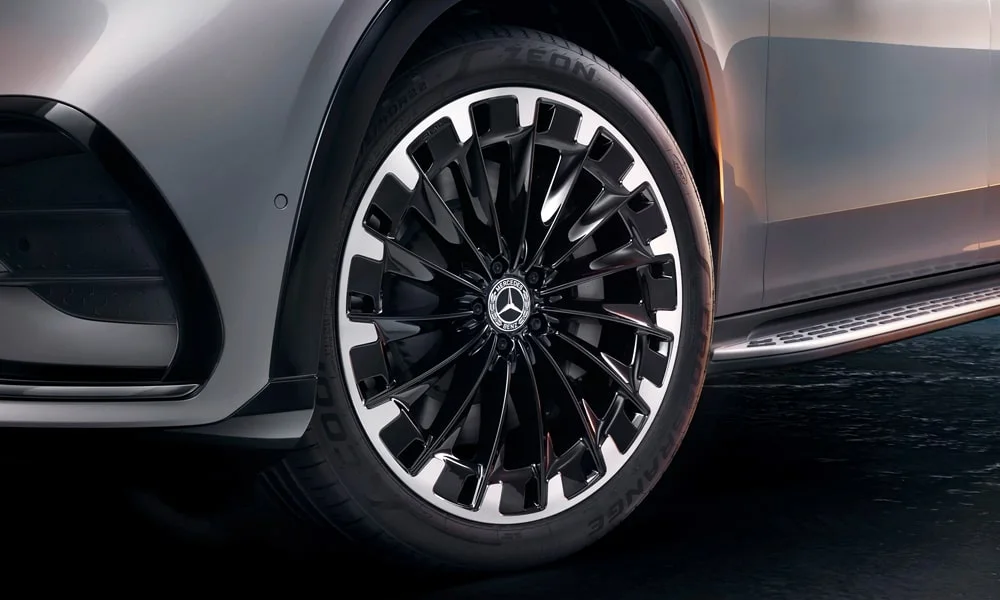 Фото Mercedes-Benz EQS SUV (2024) — колесо и диск. Дизайн спиц и профиль резины крупным планом. Рекомендованные размеры шин и давление — на табличке в проёме водительской двери Mercedes-Benz EQS SUV (2024) — колесо и диск