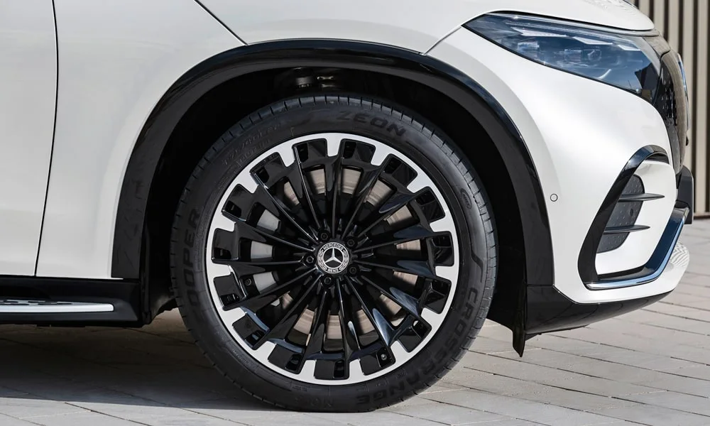 Фото Mercedes-Benz EQS SUV (2024) — колесо и диск, фото 2. Дизайн спиц и профиль резины крупным планом. Рекомендованные размеры шин и давление — на табличке в проёме водительской двери Mercedes-Benz EQS SUV (2024) — колесо и диск, фото 2