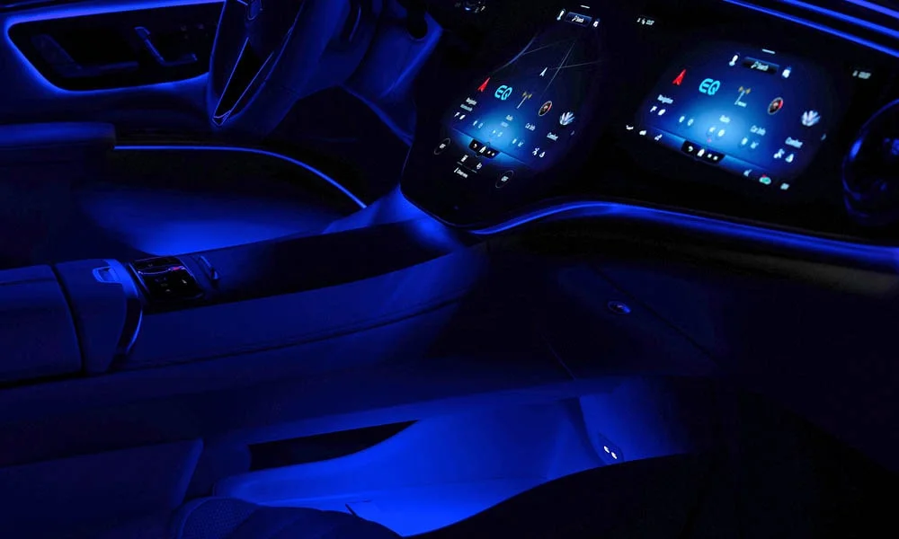 Фото Mercedes-Benz EQS (2024) — контурная подсветка. Салон вечером: световые акценты по панели и дверям Mercedes-Benz EQS (2024) — контурная подсветка