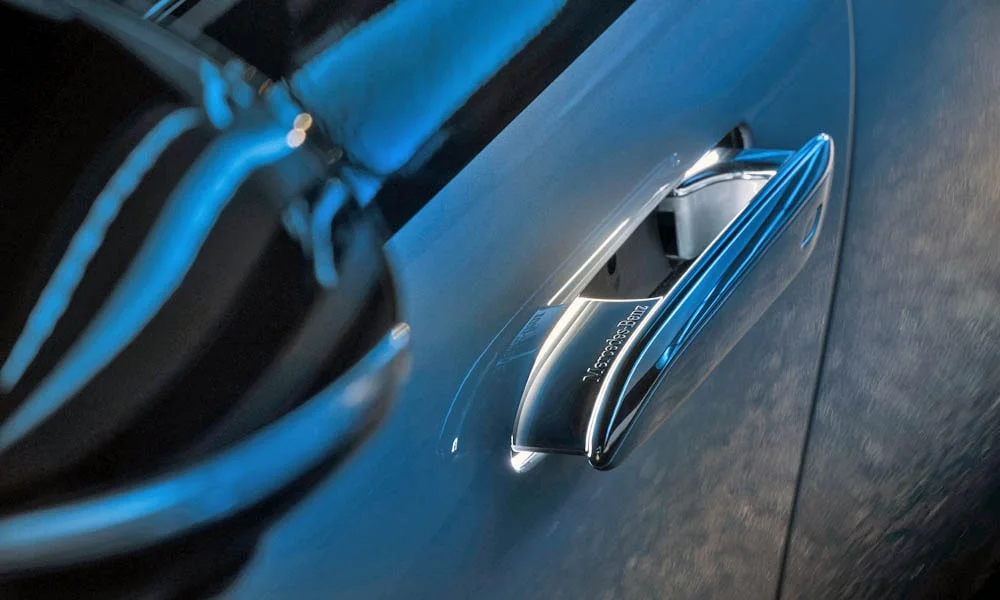 Фото Mercedes-Benz EQS (2024) — дверная ручка. Зона ручки крупным планом: подгонка панелей и кромок Mercedes-Benz EQS (2024) — дверная ручка