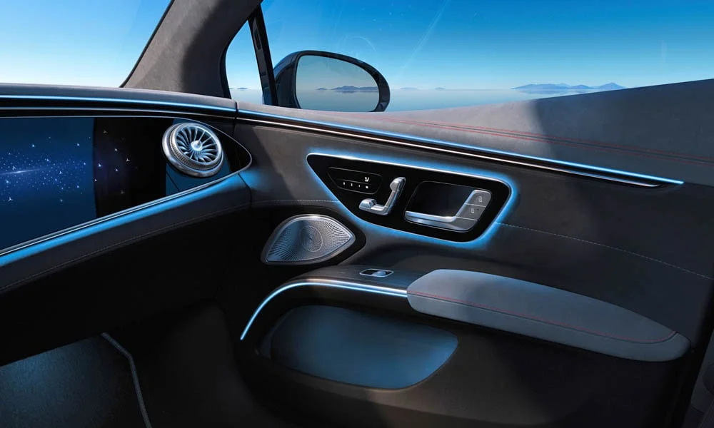 Фото Mercedes-Benz EQS (2024) — дверная карта. Подлокотник, динамик и блок стеклоподъёмников Mercedes-Benz EQS (2024) — дверная карта