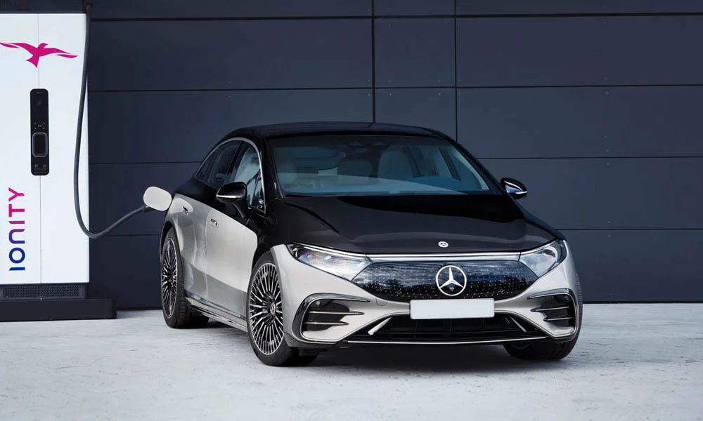 Фото Mercedes-Benz EQS (2024) — вид спереди, фото 3. Анфас: пропорции капота, посадка кузова и графика ходовых огней Mercedes-Benz EQS (2024) — вид спереди, фото 3