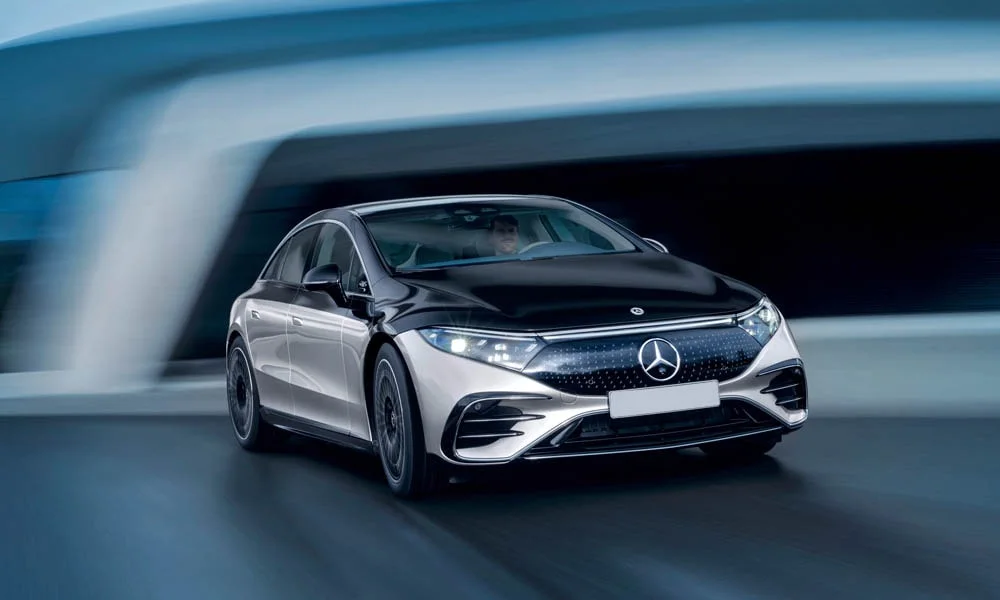 Фото Mercedes-Benz EQS (2024) — вид спереди, фото 4. Оптика, решётка и бампер — первое впечатление о модели. Рисунок ходовых огней — подпись модели, по нему её узнают в потоке Mercedes-Benz EQS (2024) — вид спереди, фото 4