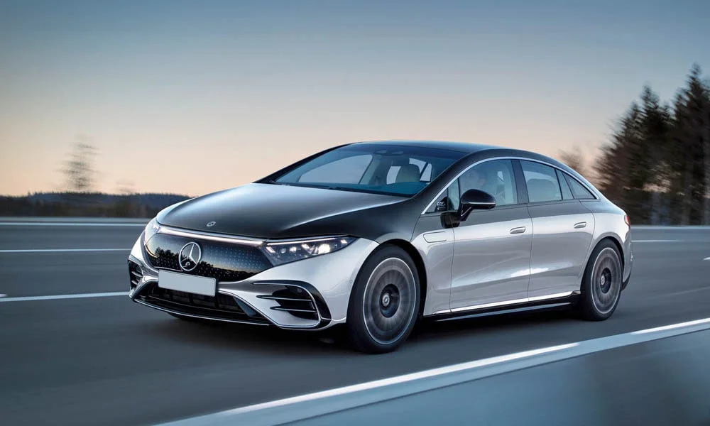 Фото Mercedes-Benz EQS (2024) — вид спереди, фото 5. Оптика, решётка и бампер — первое впечатление о модели. Дневные ходовые огни включаются автоматически с запуском Mercedes-Benz EQS (2024) — вид спереди, фото 5