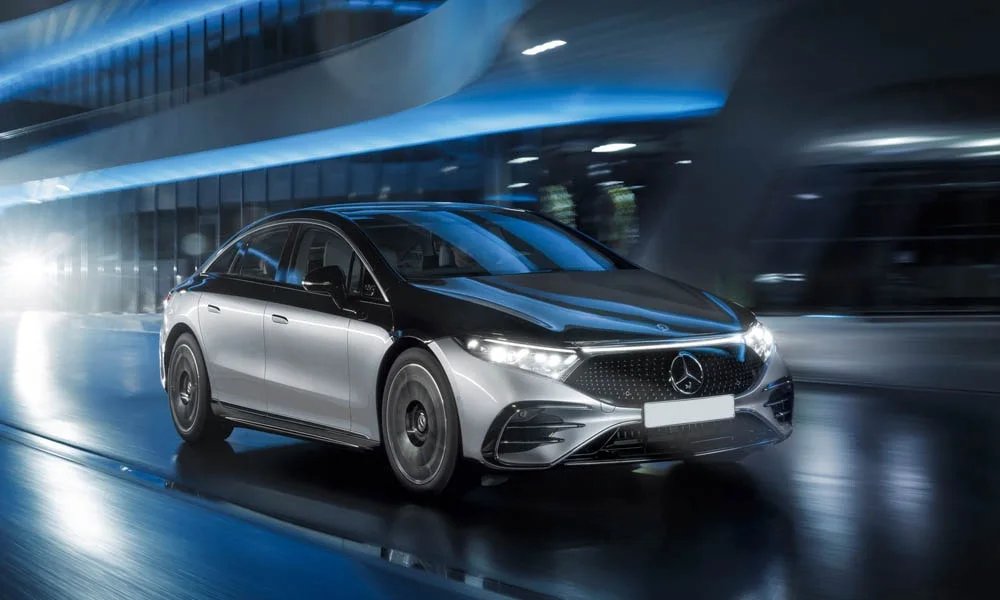 Фото Mercedes-Benz EQS (2024) — вид спереди, фото 9. Анфас: пропорции капота, посадка кузова и графика ходовых огней Mercedes-Benz EQS (2024) — вид спереди, фото 9