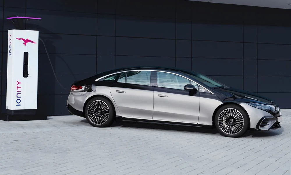Фото Mercedes-Benz EQS (2024) — вид спереди, фото 10. Оптика, решётка и бампер — первое впечатление о модели. Дневные ходовые огни включаются автоматически с запуском Mercedes-Benz EQS (2024) — вид спереди, фото 10