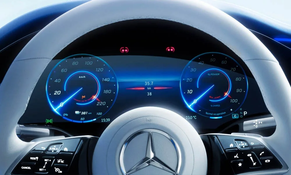 Фото Mercedes-Benz EQS (2024) — приборная панель. Скорость, запас хода и подсказки ассистентов перед глазами. Запас хода и расход выводятся крупно — главные цифры ежедневных поездок Mercedes-Benz EQS (2024) — приборная панель