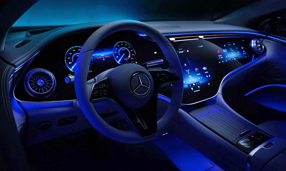 Фото Mercedes-Benz EQS (2024) — приборная панель, фото 3. Скорость, запас хода и подсказки ассистентов перед глазами. Запас хода и расход выводятся крупно — главные цифры ежедневных поездок Mercedes-Benz EQS (2024) — приборная панель, фото 3