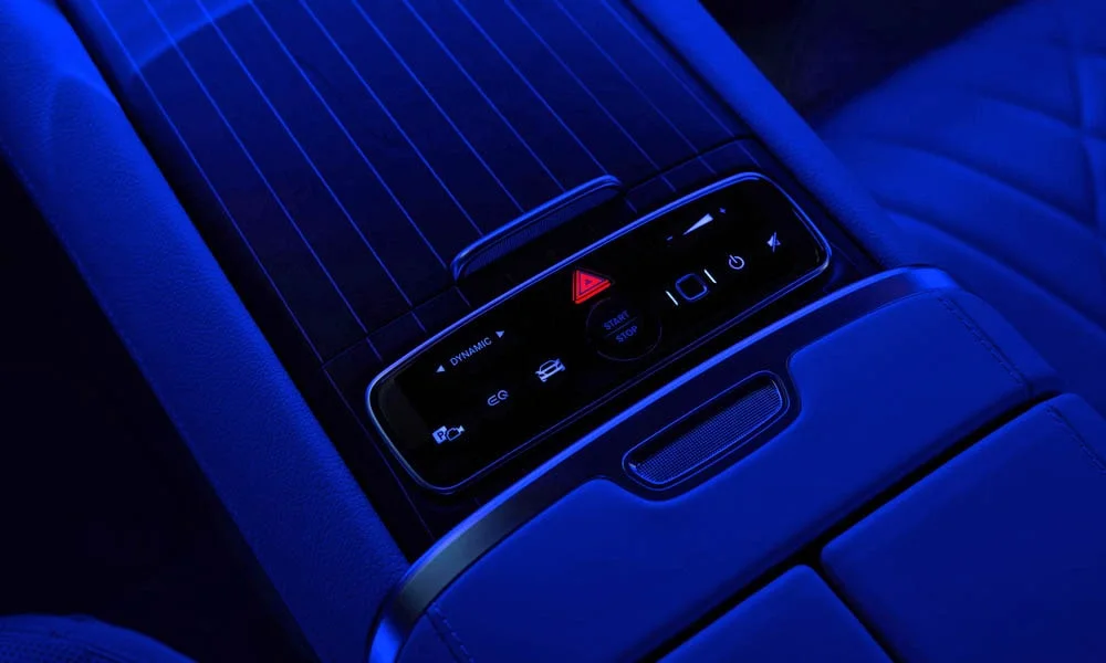 Фото Mercedes-Benz EQS (2024) — интерьер. Общий план салона: архитектура панели, консоль и кресла Mercedes-Benz EQS (2024) — интерьер