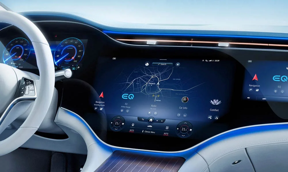 Фото Mercedes-Benz EQS (2024) — экран мультимедиа. Интерфейс медиасистемы крупным планом. Поддержка смартфонов и обновления «по воздуху» — ключевые вопросы к медиасистеме; наличие русификации уточняйте у дилера Mercedes-Benz EQS (2024) — экран мультимедиа