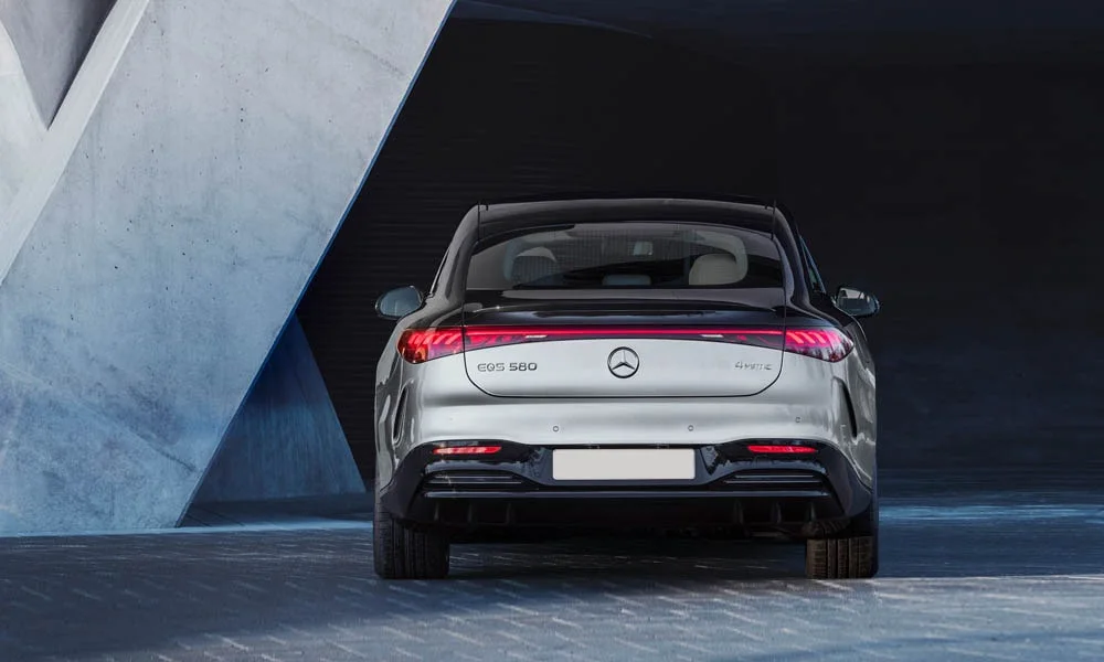 Фото Mercedes-Benz EQS (2024) — вид сзади. Графика фонарей, бампер и оформление пятой двери. Насадки выхлопа или их имитация внизу бампера различают версии Mercedes-Benz EQS (2024) — вид сзади