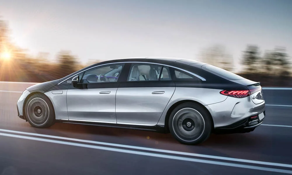 Фото Mercedes-Benz EQS (2024) — вид сзади, фото 2. Серебристый кузов сзади — фонари и бампер определяют ночной образ модели. Насадки выхлопа или их имитация внизу бампера различают версии Mercedes-Benz EQS (2024) — вид сзади, фото 2