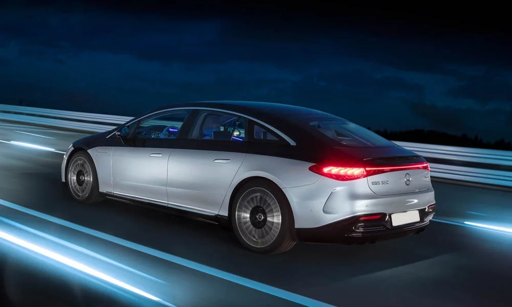 Фото Mercedes-Benz EQS (2024) — вид сзади, фото 3. Линия крыши, стойки и задняя дверь в серебристом исполнении. Насадки выхлопа или их имитация внизу бампера различают версии Mercedes-Benz EQS (2024) — вид сзади, фото 3