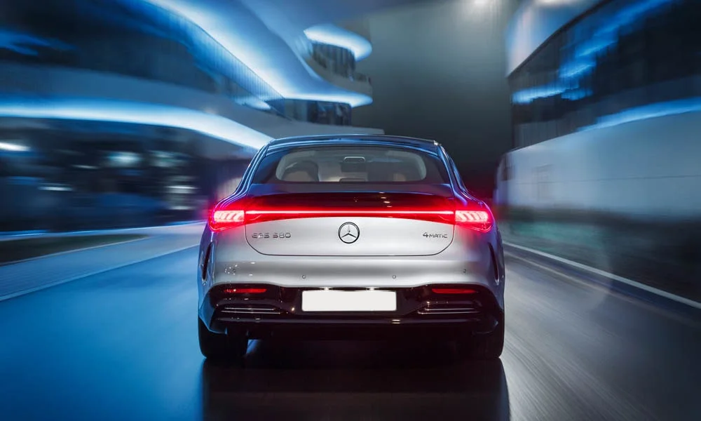 Фото Mercedes-Benz EQS (2024) — вид сзади, фото 4. Корма в серебристом цвете: графика фонарей и пластика пятой двери Mercedes-Benz EQS (2024) — вид сзади, фото 4
